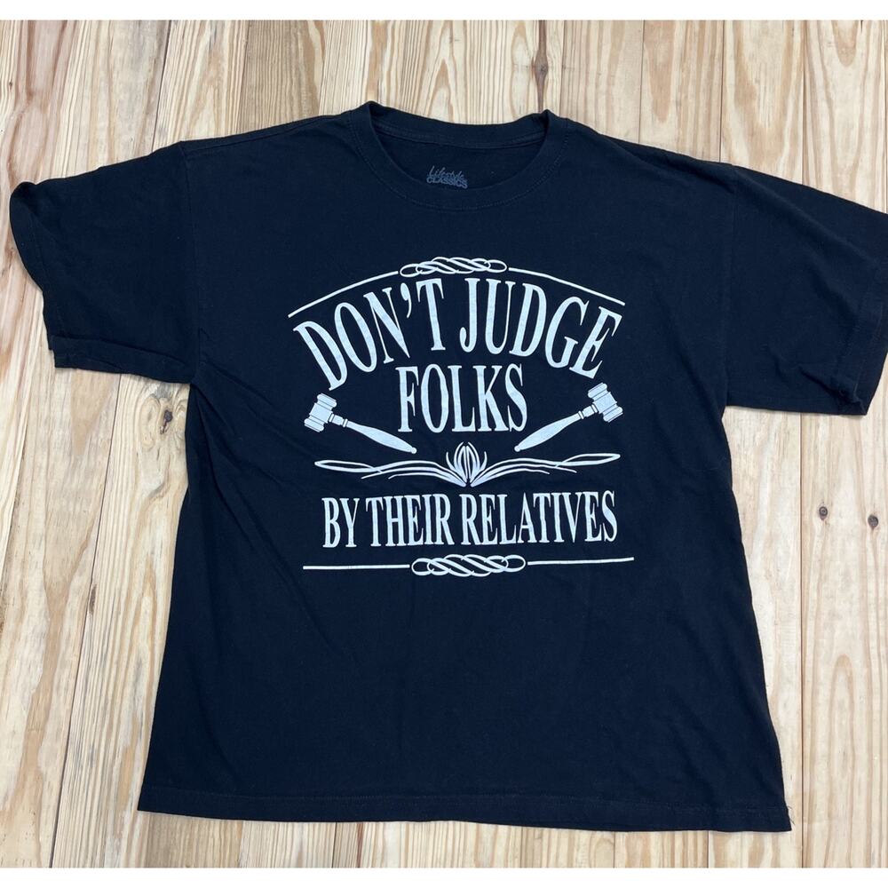 DON'T JUDGE FOLKS BY THEIR REALATIVES Black large T Shirt
